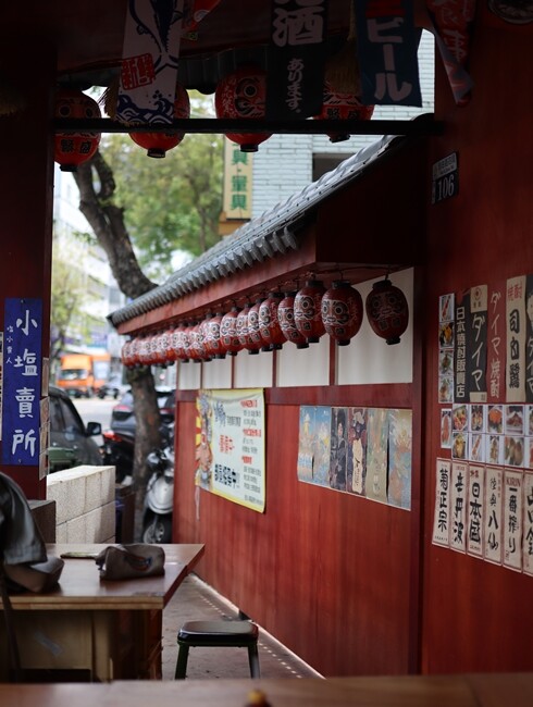 【台中食記】東區鄰近樂成宮超浮誇日料『金衛亭浮誇壽司首代目』裝潢讓你一秒飛日本，五千多則GOOGLE評價4.