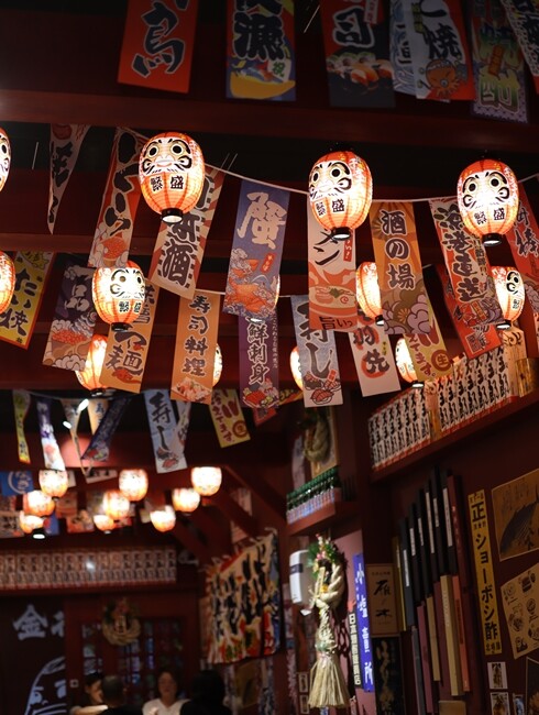 【台中食記】東區鄰近樂成宮超浮誇日料『金衛亭浮誇壽司首代目』裝潢讓你一秒飛日本，五千多則GOOGLE評價4.