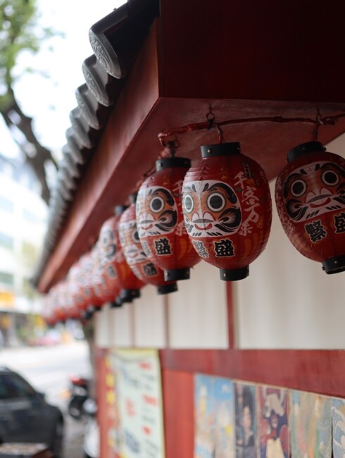 【台中食記】東區鄰近樂成宮超浮誇日料『金衛亭浮誇壽司首代目』裝潢讓你一秒飛日本，五千多則GOOGLE評價4.