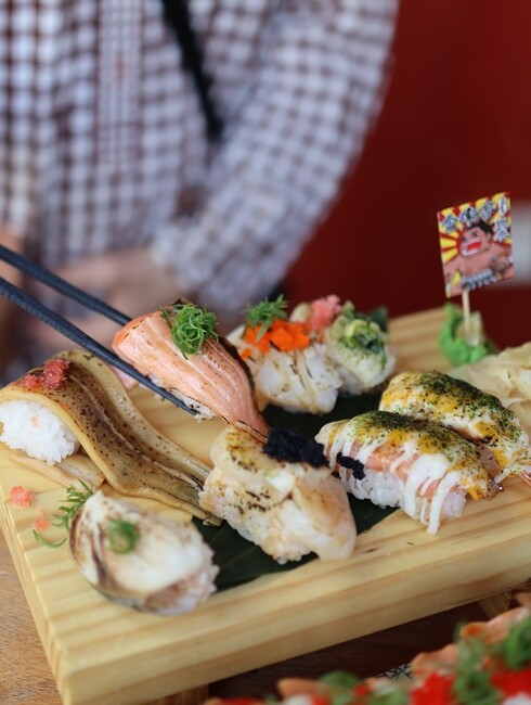 【台中食記】東區鄰近樂成宮超浮誇日料『金衛亭浮誇壽司首代目』裝潢讓你一秒飛日本，五千多則GOOGLE評價4.