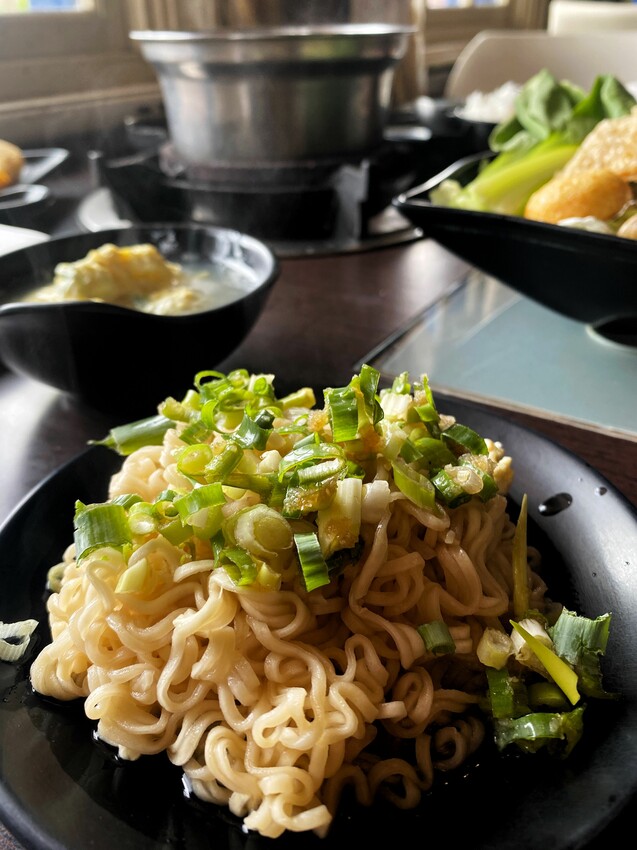 [台中豐原] 覓湯庭園鍋物｜隱身在巷弄內的日式建築｜一秒進入湯婆婆油屋｜豐原親子餐廳｜全豐原最大的兒童遊戲沙坑｜內附菜單 - 萍姐愛分享