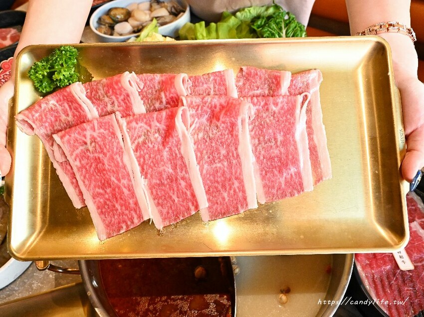 台中市南屯區台中麻辣鍋吃到飽推薦，和牛吃到飽最低只要798元起，新菜單上市，於台中五權西店出示本篇文章於指定時間用餐再享優惠！