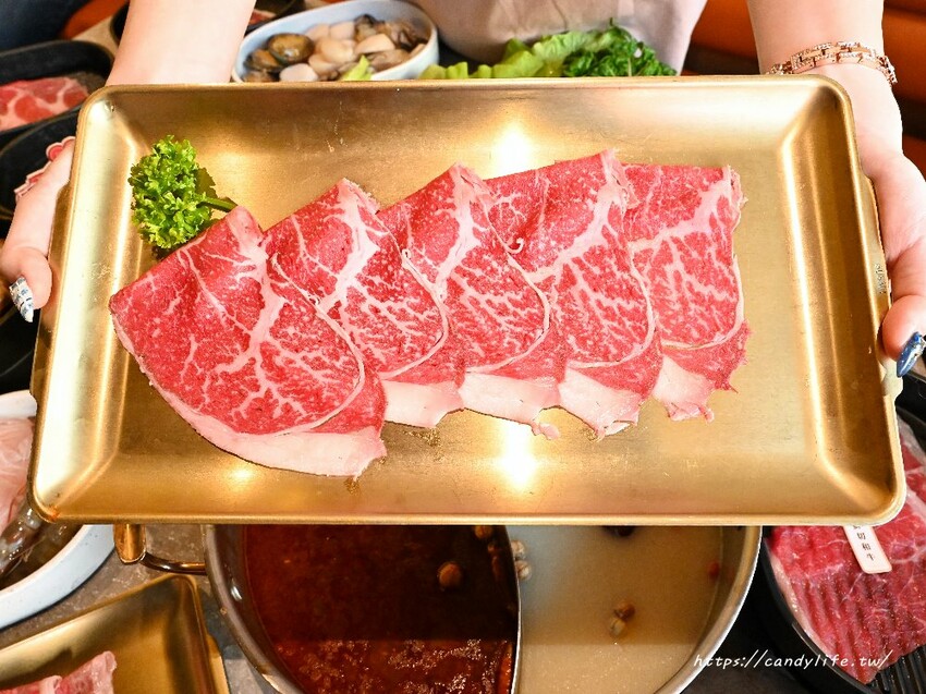台中市南屯區台中麻辣鍋吃到飽推薦，和牛吃到飽最低只要798元起，新菜單上市，於台中五權西店出示本篇文章於指定時間用餐再享優惠！