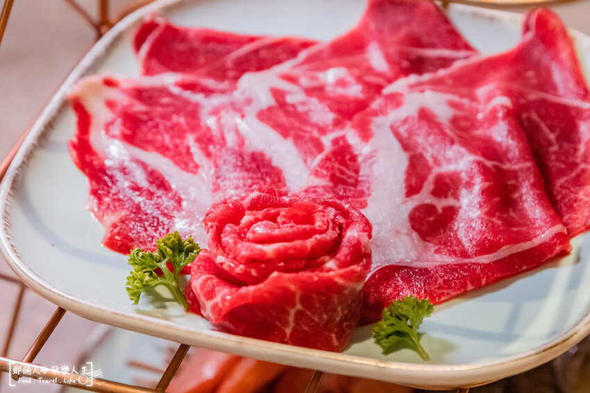 嚮辣和牛麻辣鍋來台中插旗了,和牛吃到飽竟然千元有找!!!