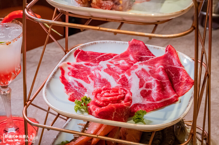 嚮辣和牛麻辣鍋來台中插旗了,和牛吃到飽竟然千元有找!!!