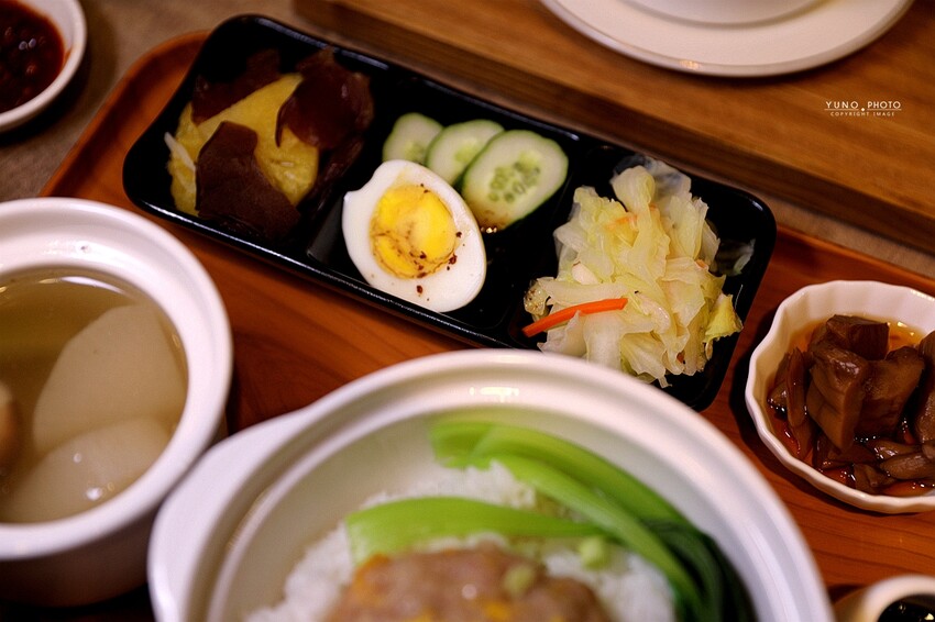 來碗用料實在、暖胃暖心的港式燉湯吧！激推臘味蘿蔔糕、煲仔蒸飯滿足味蕾｜奉湯(台中港式燉湯、湯品)