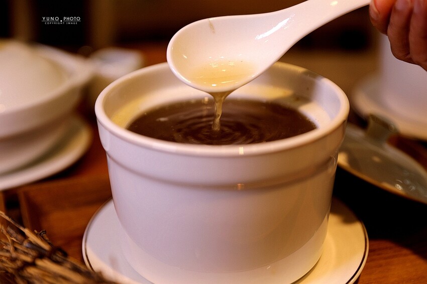 來碗用料實在、暖胃暖心的港式燉湯吧！激推臘味蘿蔔糕、煲仔蒸飯滿足味蕾｜奉湯(台中港式燉湯、湯品)