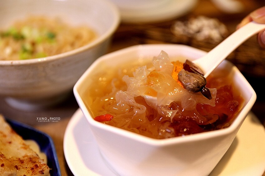 來碗用料實在、暖胃暖心的港式燉湯吧！激推臘味蘿蔔糕、煲仔蒸飯滿足味蕾｜奉湯(台中港式燉湯、湯品)