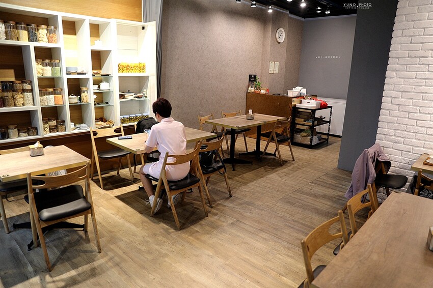 來碗用料實在、暖胃暖心的港式燉湯吧！激推臘味蘿蔔糕、煲仔蒸飯滿足味蕾｜奉湯(台中港式燉湯、湯品)