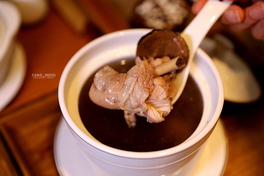 來碗用料實在、暖胃暖心的港式燉湯吧！激推臘味蘿蔔糕、煲仔蒸飯滿足味蕾｜奉湯(台中港式燉湯、湯品)