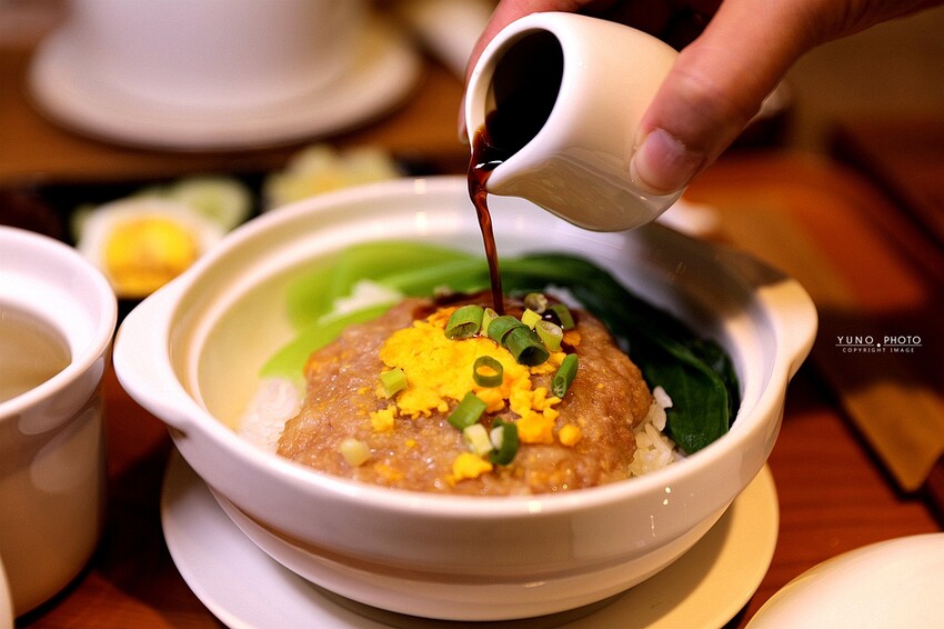 來碗用料實在、暖胃暖心的港式燉湯吧！激推臘味蘿蔔糕、煲仔蒸飯滿足味蕾｜奉湯(台中港式燉湯、湯品)