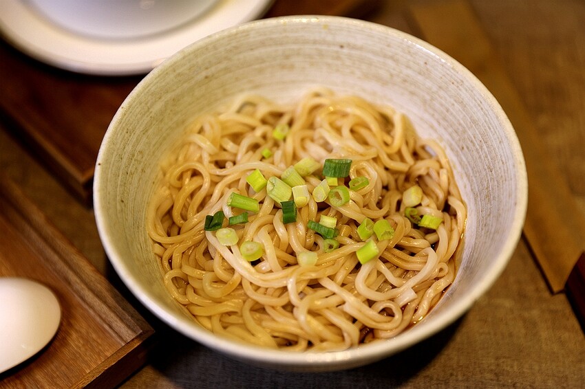 來碗用料實在、暖胃暖心的港式燉湯吧！激推臘味蘿蔔糕、煲仔蒸飯滿足味蕾｜奉湯(台中港式燉湯、湯品)