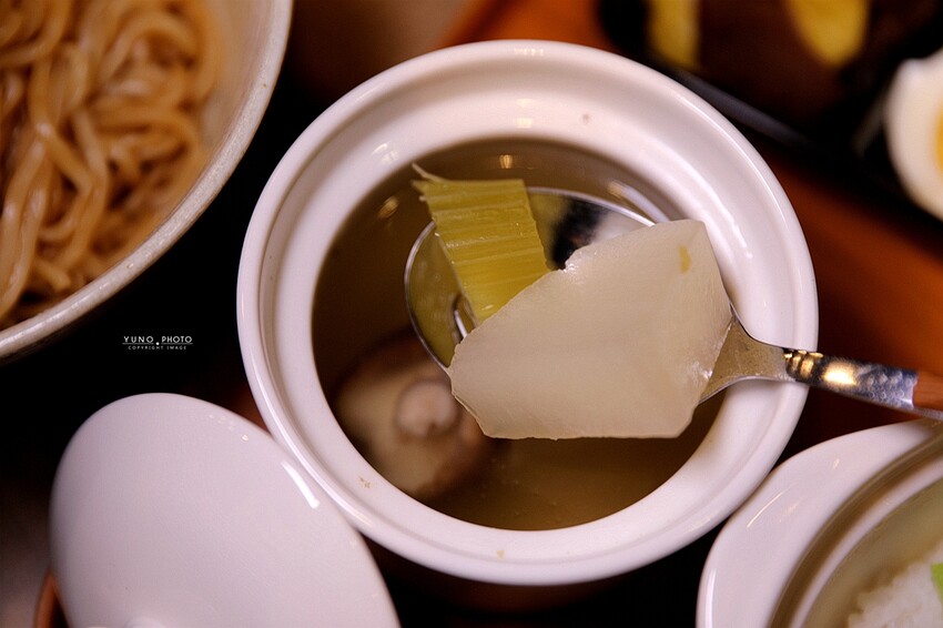 來碗用料實在、暖胃暖心的港式燉湯吧！激推臘味蘿蔔糕、煲仔蒸飯滿足味蕾｜奉湯(台中港式燉湯、湯品)