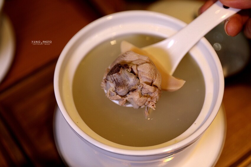 來碗用料實在、暖胃暖心的港式燉湯吧！激推臘味蘿蔔糕、煲仔蒸飯滿足味蕾｜奉湯(台中港式燉湯、湯品)