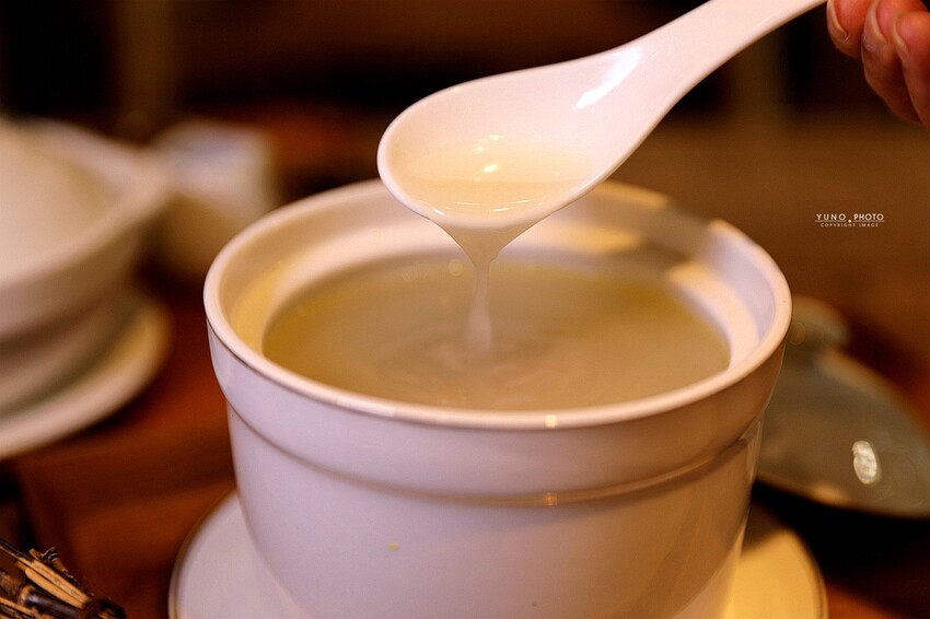 來碗用料實在、暖胃暖心的港式燉湯吧！激推臘味蘿蔔糕、煲仔蒸飯滿足味蕾｜奉湯(台中港式燉湯、湯品)