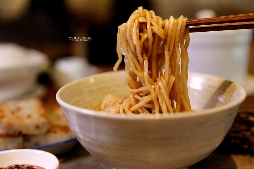 來碗用料實在、暖胃暖心的港式燉湯吧！激推臘味蘿蔔糕、煲仔蒸飯滿足味蕾｜奉湯(台中港式燉湯、湯品)