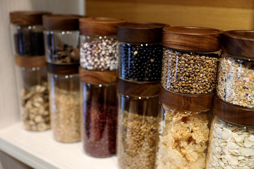 來碗用料實在、暖胃暖心的港式燉湯吧！激推臘味蘿蔔糕、煲仔蒸飯滿足味蕾｜奉湯(台中港式燉湯、湯品)