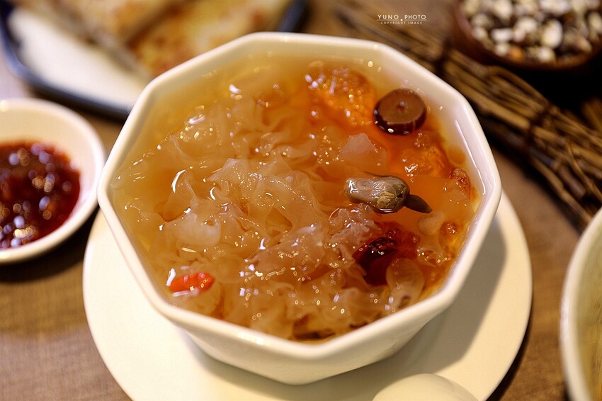 來碗用料實在、暖胃暖心的港式燉湯吧！激推臘味蘿蔔糕、煲仔蒸飯滿足味蕾｜奉湯(台中港式燉湯、湯品)