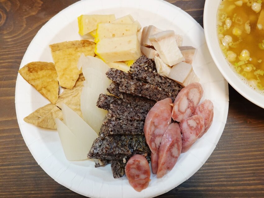 台南中西區—溪仔香腸熟肉｜台南特色粉腸蟹丸黑白切 關東煮湯頭無限續碗｜金華路、神農街