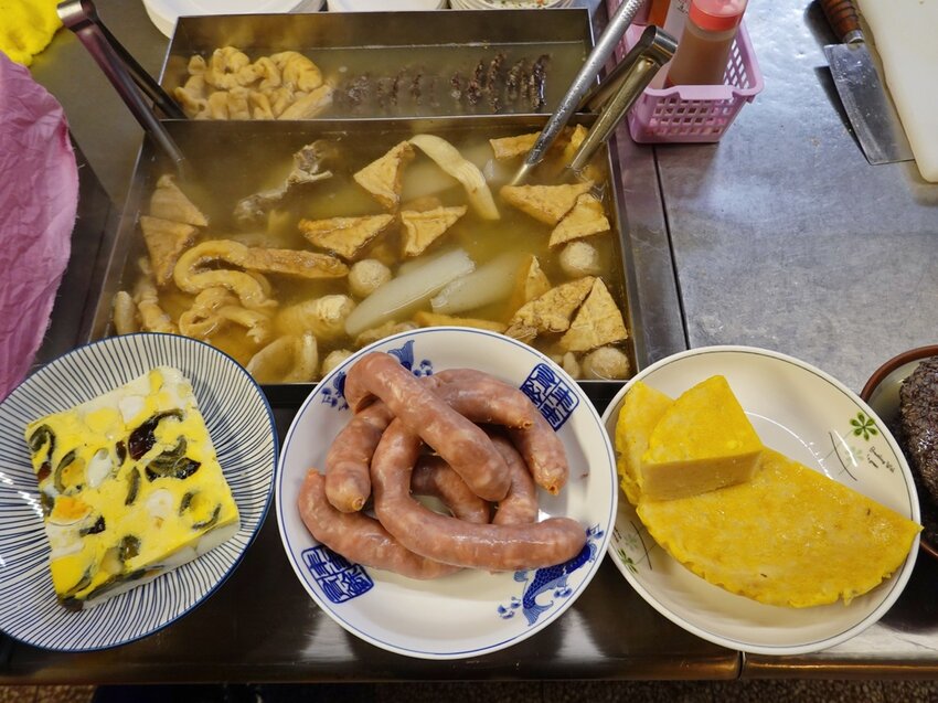 台南中西區—溪仔香腸熟肉｜台南特色粉腸蟹丸黑白切 關東煮湯頭無限續碗｜金華路、神農街