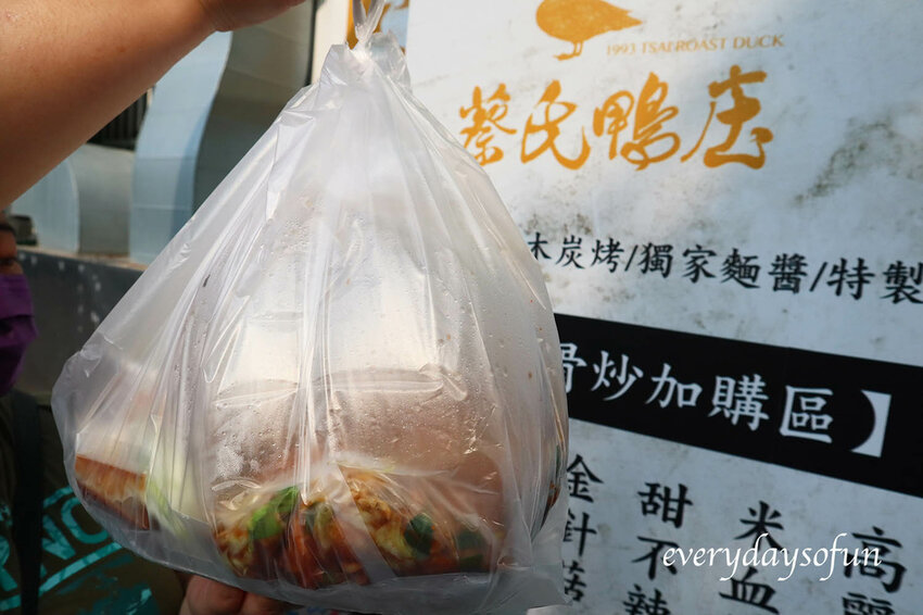 經過低溫熟成室12小時的風乾,再用龍眼木炭高溫慢火烤製