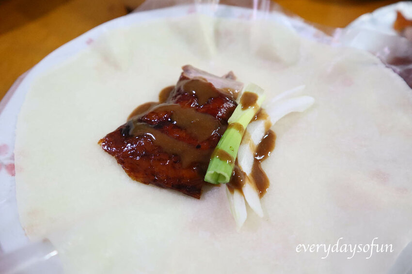 鴨皮也是薄脆油亮,鹹甜可口的甜麵醬點綴之下,讓人涮嘴停不下來