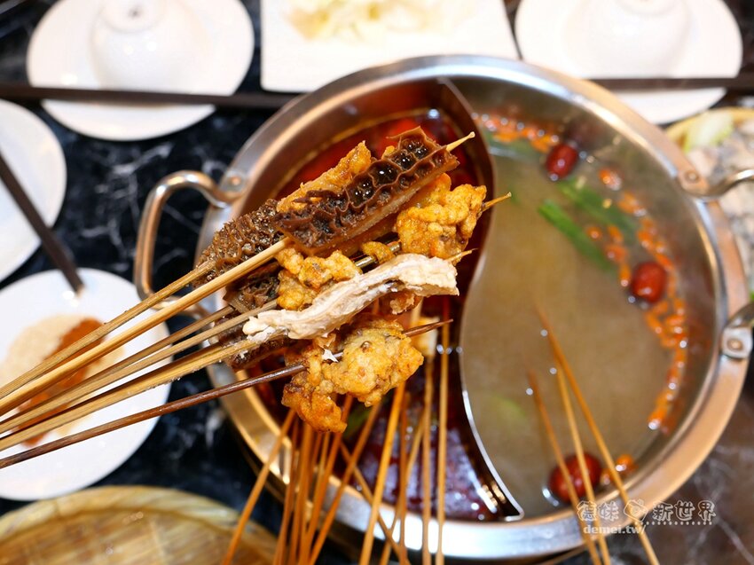 桃園市中壢區美食推薦【串味江湖】近機捷A21環北站│道地四川成都麻辣家鄉味│葷素均一價$10元│一手一根來吃串串 - 德妹看新世界