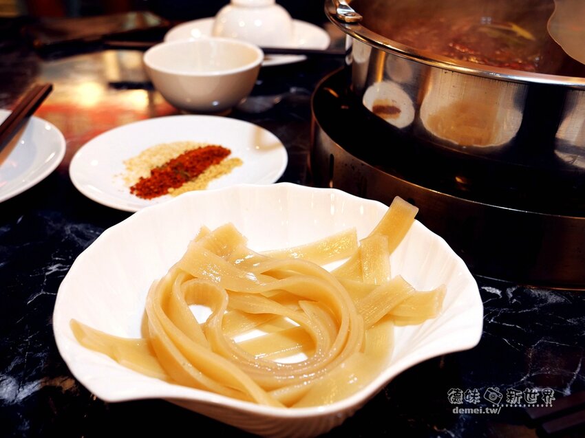 桃園市中壢區美食推薦【串味江湖】近機捷A21環北站│道地四川成都麻辣家鄉味│葷素均一價$10元│一手一根來吃串串 - 德妹看新世界