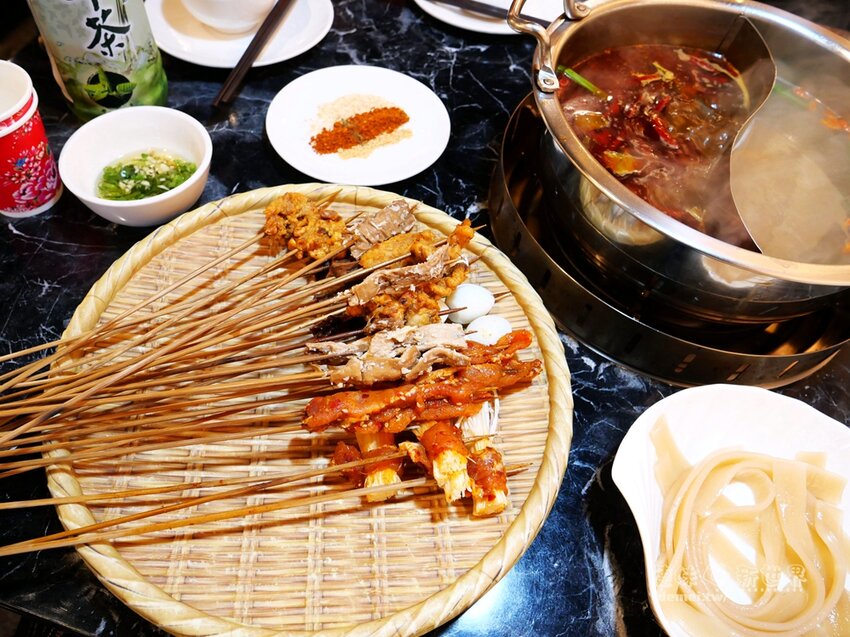 桃園市中壢區美食推薦【串味江湖】近機捷A21環北站│道地四川成都麻辣家鄉味│葷素均一價$10元│一手一根來吃串串 - 德妹看新世界