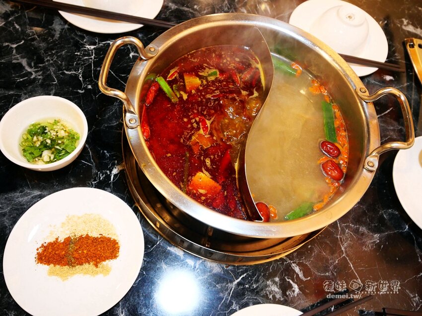 桃園市中壢區美食推薦【串味江湖】近機捷A21環北站│道地四川成都麻辣家鄉味│葷素均一價$10元│一手一根來吃串串 - 德妹看新世界