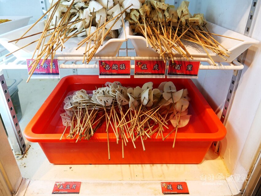 桃園市中壢區美食推薦【串味江湖】近機捷A21環北站│道地四川成都麻辣家鄉味│葷素均一價$10元│一手一根來吃串串 - 德妹看新世界