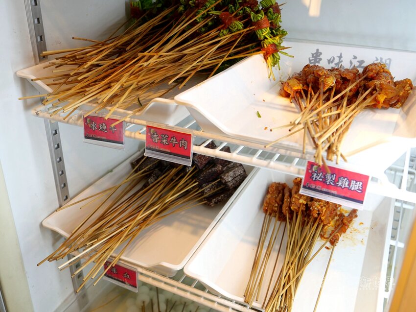 桃園市中壢區美食推薦【串味江湖】近機捷A21環北站│道地四川成都麻辣家鄉味│葷素均一價$10元│一手一根來吃串串 - 德妹看新世界