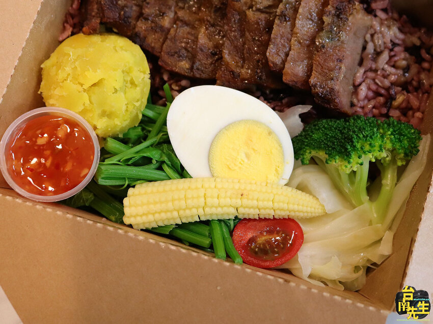 台南健康餐／線上點餐預約制／沒預訂吃不到／地點超隱密藏身小巷二樓內／沒有在地人帶路找不到／營養均衡控制熱量