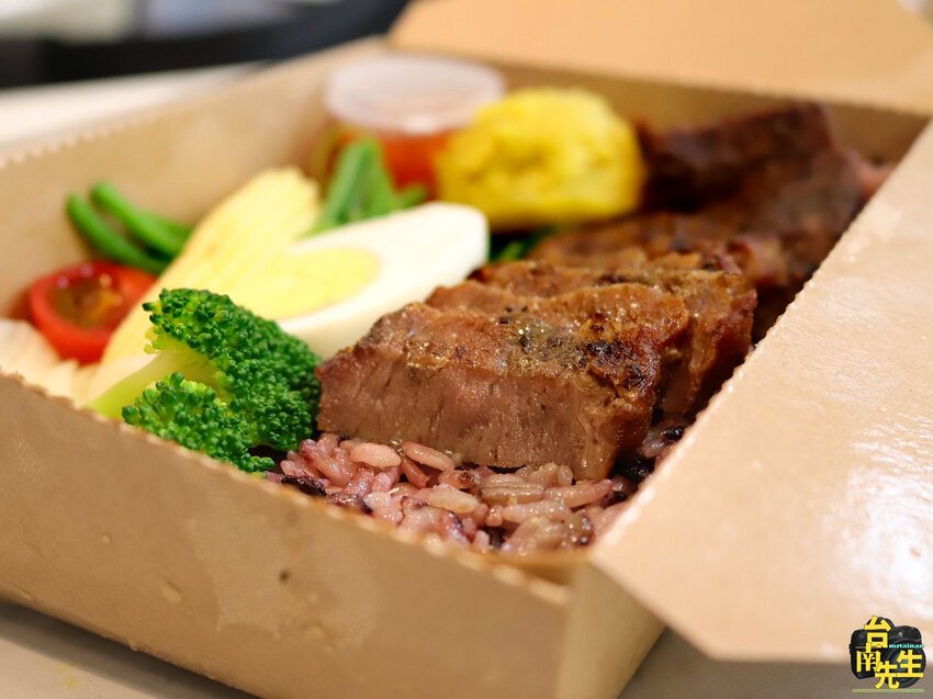 台南健康餐／線上點餐預約制／沒預訂吃不到／地點超隱密藏身小巷二樓內／沒有在地人帶路找不到／營養均衡控制熱量