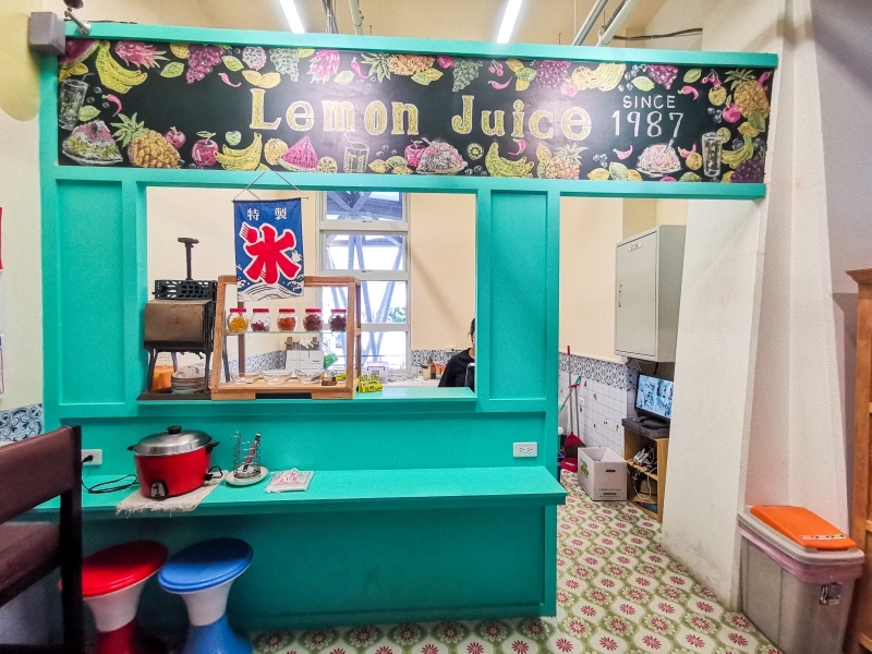 跳躍的宅男 - [花蓮美食]不用出火車站也能喝到佳興檸檬汁 新城太魯閣火車站-佳興冰菓室分店