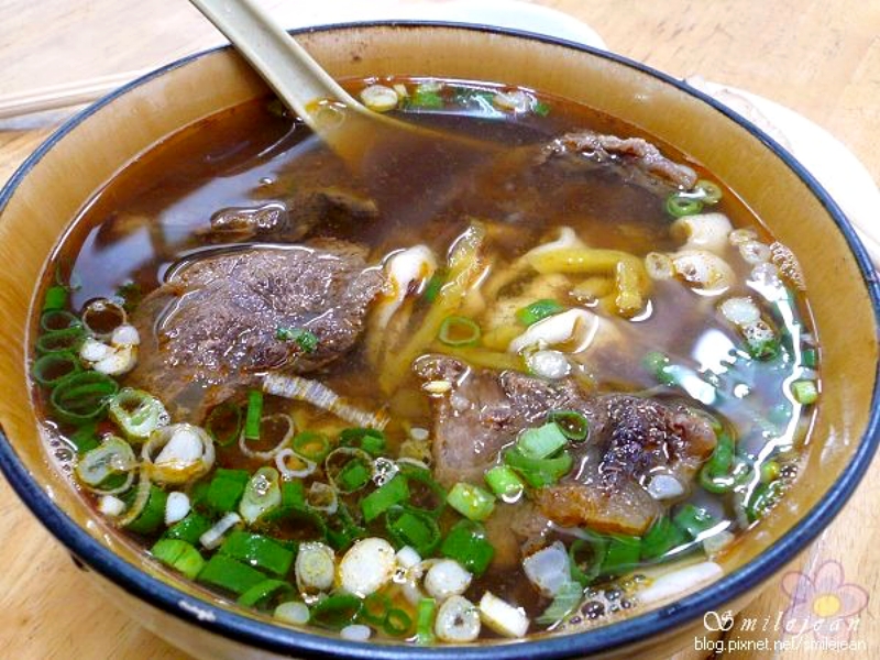 宜蘭最好吃牛肉麵!老眷村川味牛肉麵現做刀削麵,前總統馬英九也來吃過。