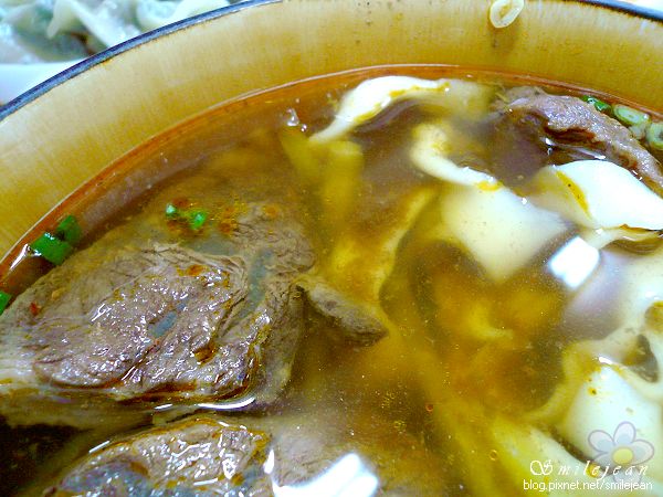 宜蘭最好吃牛肉麵!老眷村川味牛肉麵現做刀削麵,前總統馬英九也來吃過。