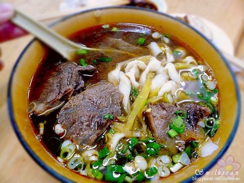宜蘭最好吃牛肉麵!老眷村川味牛肉麵現做刀削麵,前總統馬英九也來吃過。