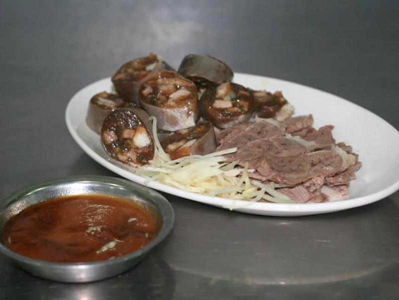 宜蘭百年老店!正雄小吃部必點米粉炒,傳承三代古早味黑白切 炒燻鴨。