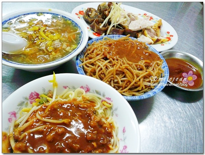 宜蘭百年老店!正雄小吃部必點米粉炒,傳承三代古早味黑白切 炒燻鴨。