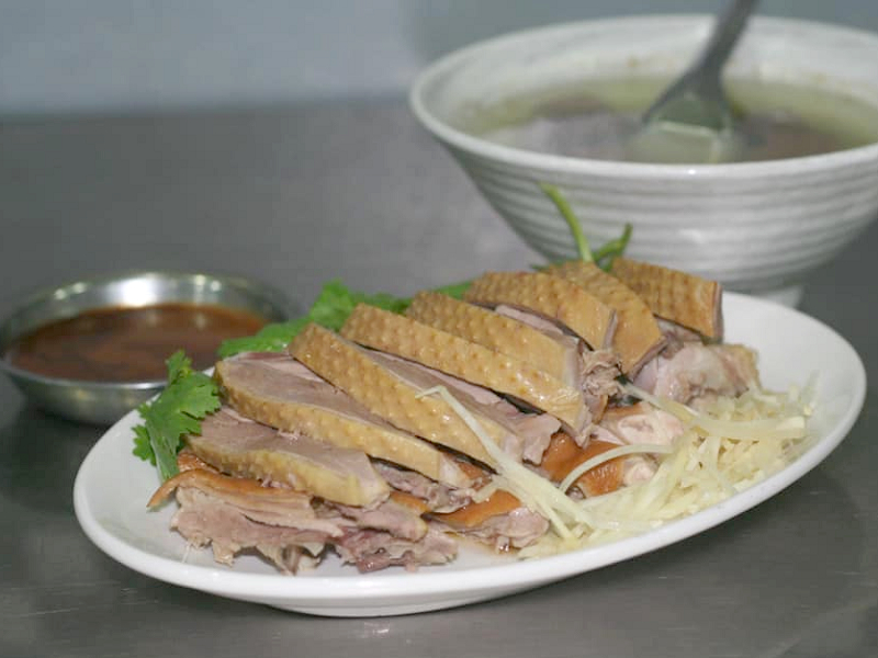 宜蘭百年老店!正雄小吃部必點米粉炒,傳承三代古早味黑白切 炒燻鴨。