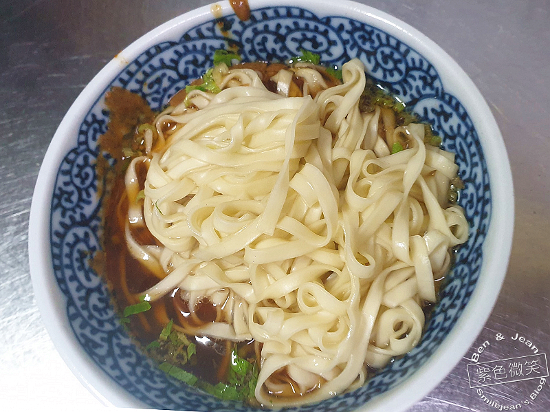 宜蘭麻醬麵首選!北館市場一香飲食店,手工餛飩與炸醬麵一吃難忘。