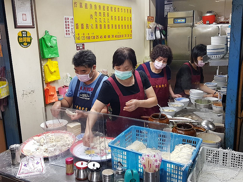 宜蘭麻醬麵首選!北館市場一香飲食店,手工餛飩與炸醬麵一吃難忘。