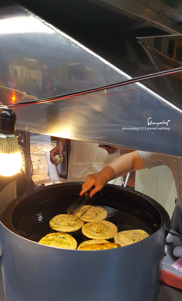 義豐蔥油派:【傳統小吃】好吃的民生豆花X義豐蔥油派 兩款小吃一次滿足