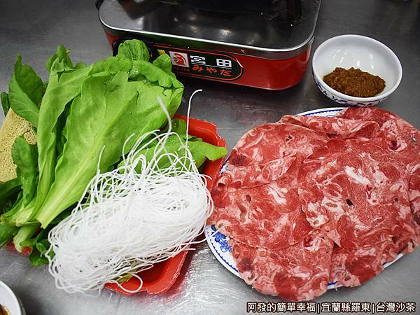 台灣沙茶10-羊肉火鍋肉菜盤.JPG