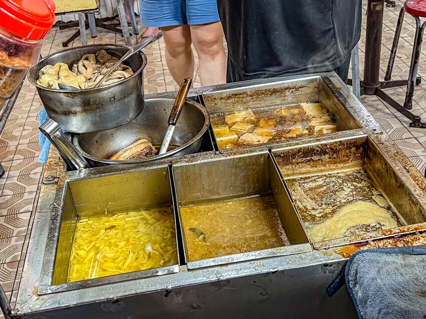 宜蘭縣羅東鎮燕山清粥店｜六十年老字號古早味清粥小菜，越晚越熱鬧在地深夜食堂