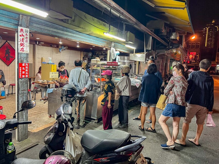 宜蘭縣羅東鎮燕山清粥店｜六十年老字號古早味清粥小菜，越晚越熱鬧在地深夜食堂