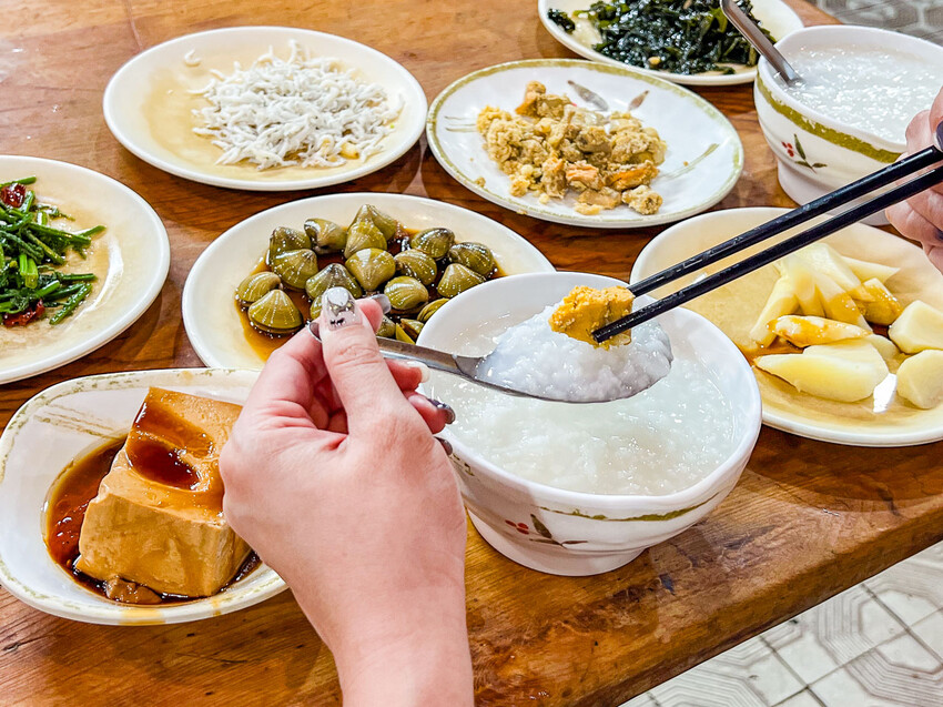 宜蘭縣羅東鎮燕山清粥店｜六十年老字號古早味清粥小菜，越晚越熱鬧在地深夜食堂