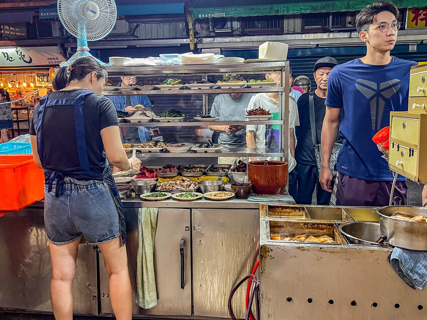 宜蘭縣羅東鎮燕山清粥店｜六十年老字號古早味清粥小菜，越晚越熱鬧在地深夜食堂