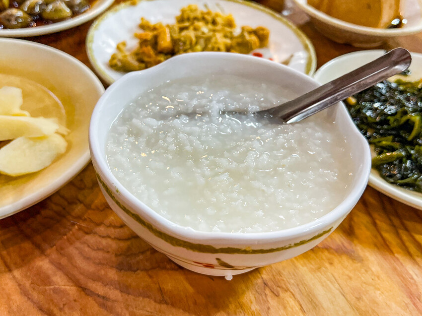 宜蘭縣羅東鎮燕山清粥店｜六十年老字號古早味清粥小菜，越晚越熱鬧在地深夜食堂